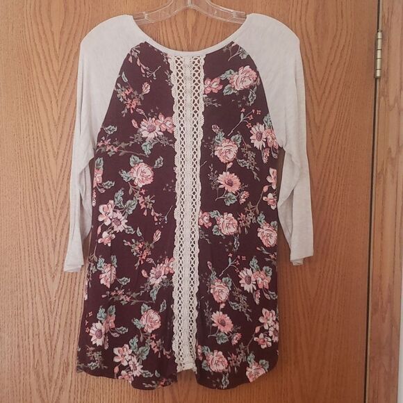 Vanity Floral Top with Lace Insets Sz M - Picture 2 of 8